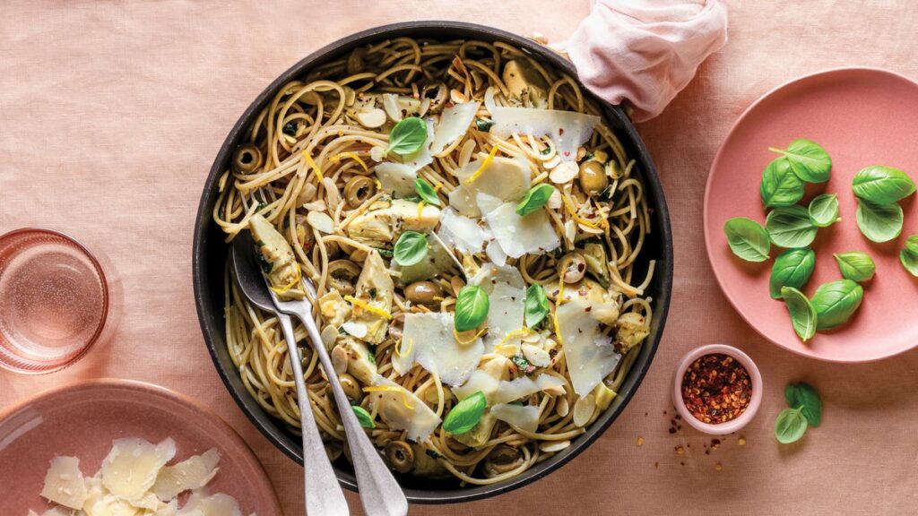 Ces pâtes aux artichauts et aux olives sont la solution de dîner facile que vous recherchiez Ces pâtes aux artichauts et aux olives sont la solution de dîner facile que vous recherchiez