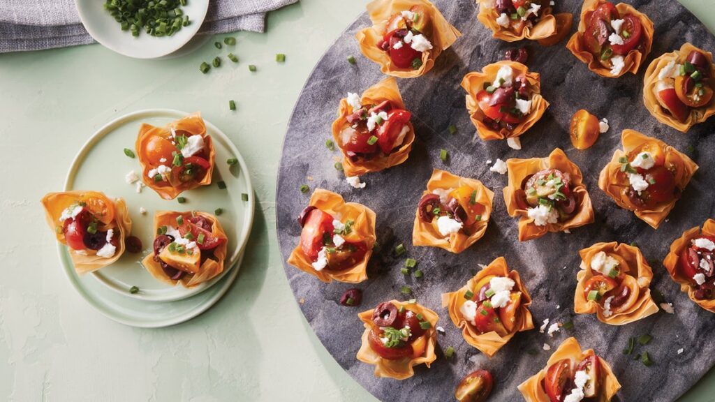Coupes de bruschetta phyllo avec feta et olives Kalamata