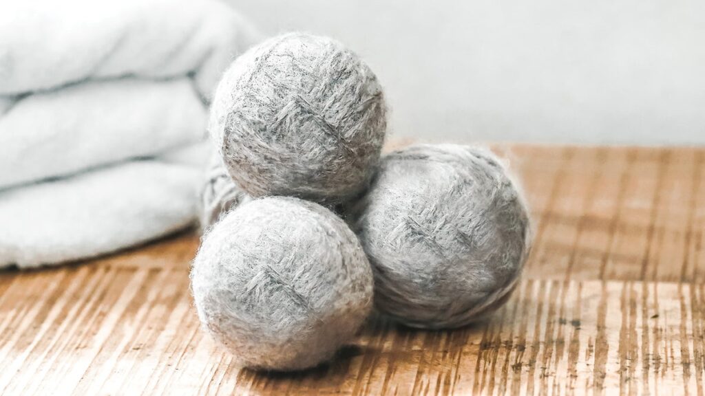 Fabriquez vos propres boules de séchage non toxiques