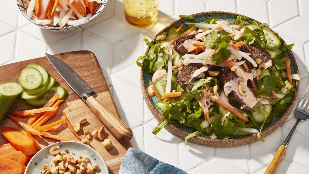 Oubliez le pain : ce Banh Mi déconstruit est rempli de saveurs fraîches et faible en glucides Oubliez le pain : ce Banh Mi déconstruit est rempli de saveurs fraîches et faible en glucides