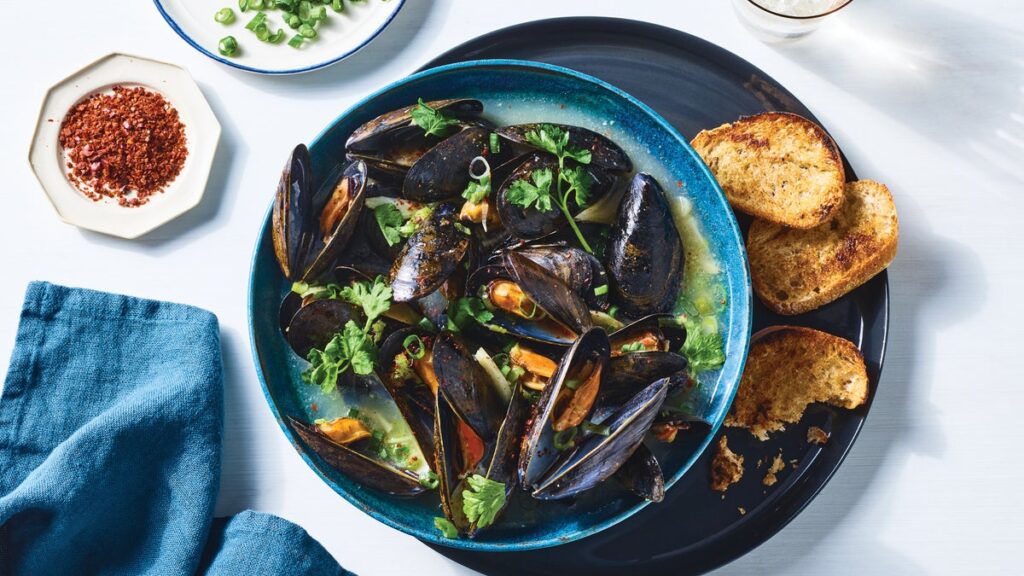 Préparez ces moules dans un bouillon miso-gingembre et obtenez les nutriments dont vous avez besoin pour plus d'énergie