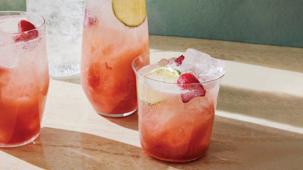 Soyez pétillant avec : ce pétillant au thé vert et à la rhubarbe est la parfaite gorgée de printemps