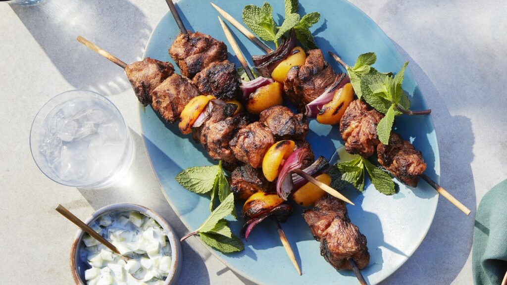 Brochettes d'agneau et d'abricot au concombre et yogourt à la menthe