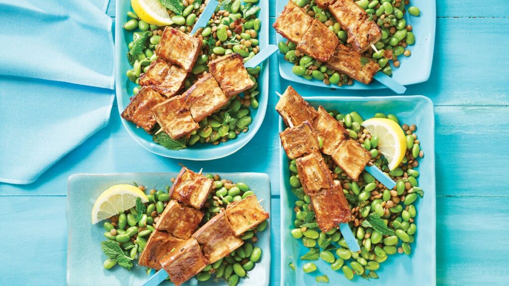 Brochettes d'aubergines glacées au miso avec salade de lentilles vertes