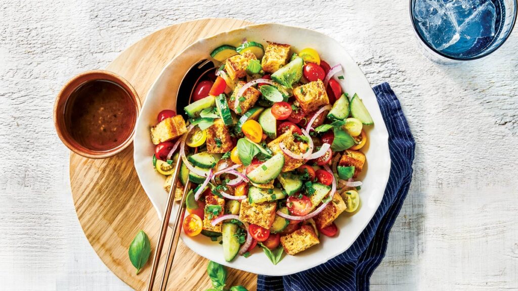 Ce panzanella au pain de maïs Jalapeño combine farce et salade dans un délicieux plat au beurre Ce panzanella au pain de maïs Jalapeño combine farce et salade dans un délicieux plat au beurre