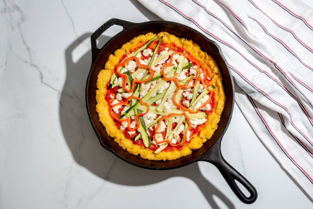 Cette pizza à la poêle à croûte de polenta est votre meilleure amie sans gluten