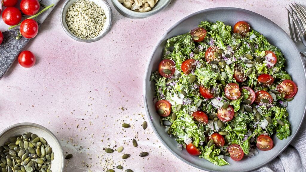 Cette salade de chou frisé à la césarienne contient un ingrédient surprenant qui stimule les intestins