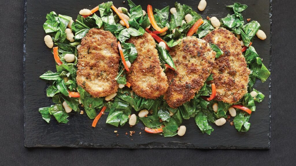 Escalopes de porc en croûte de panko et de sauge avec légumes verts chauds et haricots
