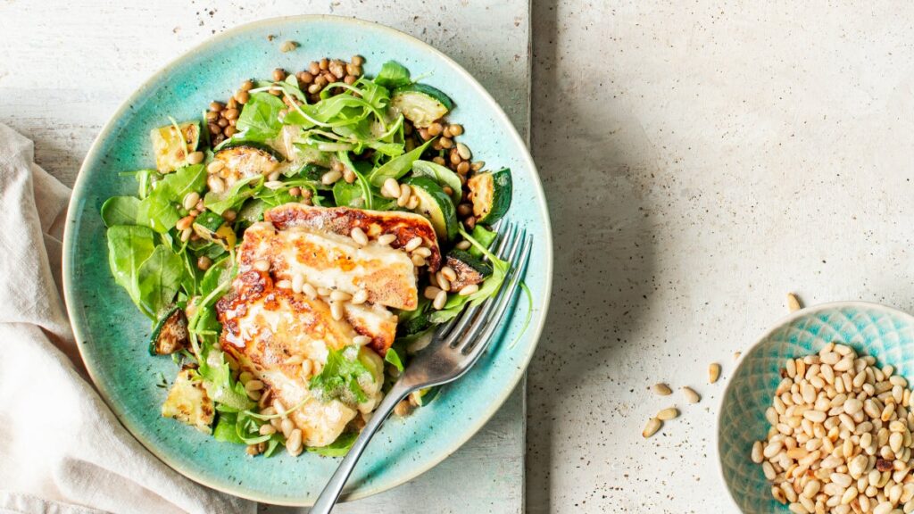 Halloumi est l'aliment de base méditerranéen que vous devriez conserver dans votre réfrigérateur.  Voici une salade savoureuse pour l'utiliser.
