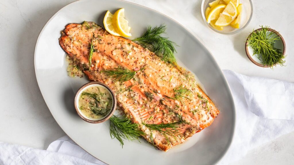 La façon la plus simple de faire un accompagnement au saumon ?  Faites-le rôtir et arrosez-le avec cette délicieuse vinaigrette