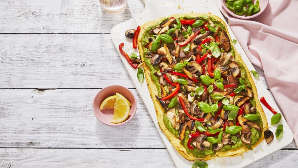 Pain plat en croûte de pois chiches avec sauce aux noix de cajou et au basilic