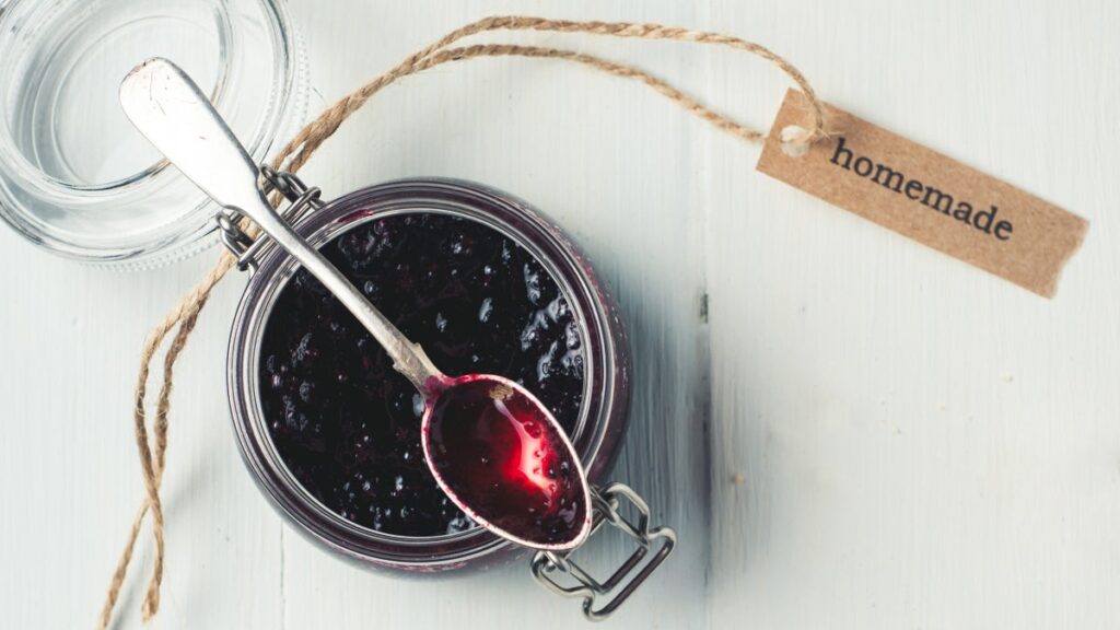 Préparez cette recette de coulis de cassis facile pendant que vous le pouvez encore