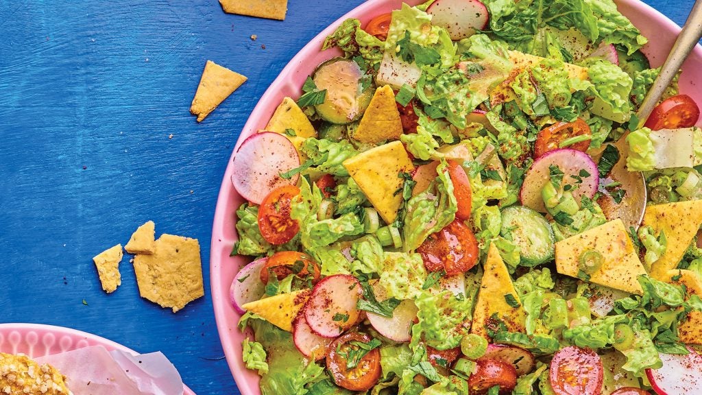 Salade Fattoush avec craquelins de pois chiches et vinaigrette à la grenade et à la moutarde