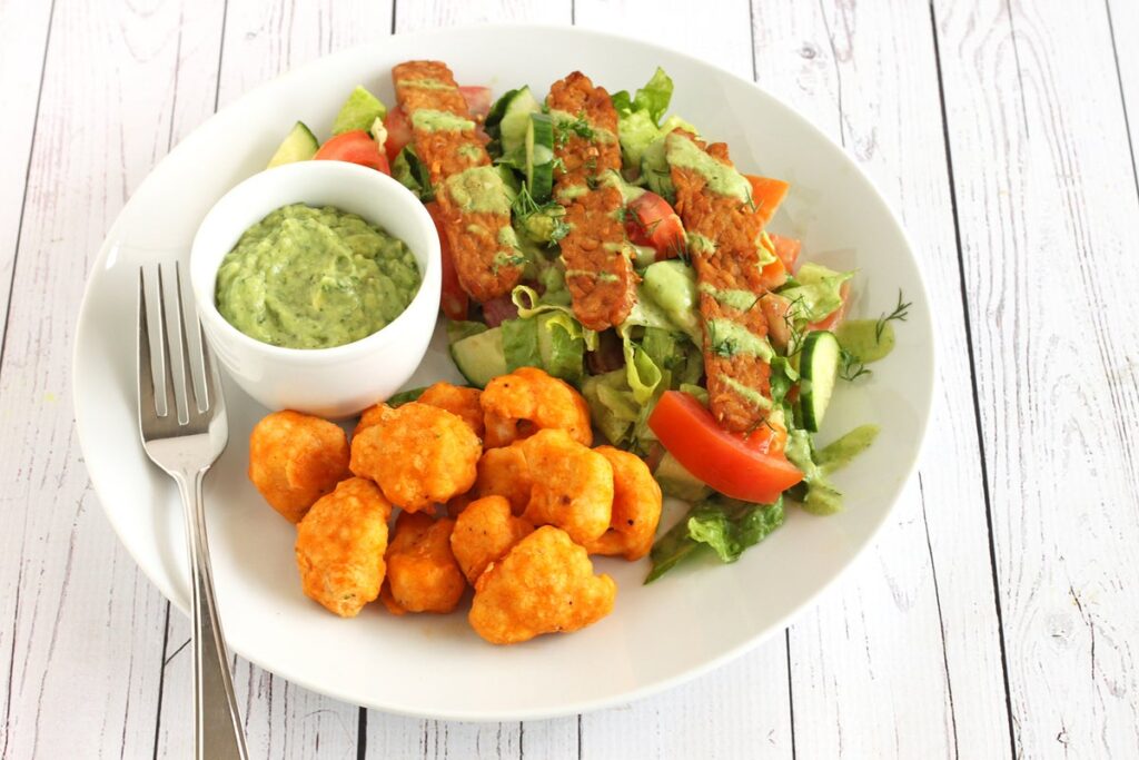 Chou-fleur Buffalo avec salade ranch au tempeh