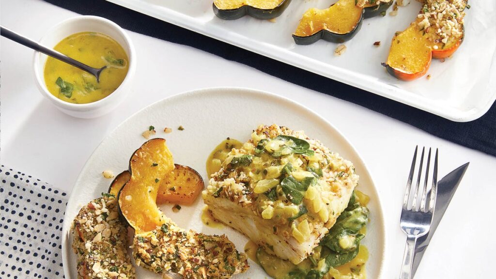 Courge poivrée et flétan en croûte de noix dans une sauce aux épinards et à la moutarde