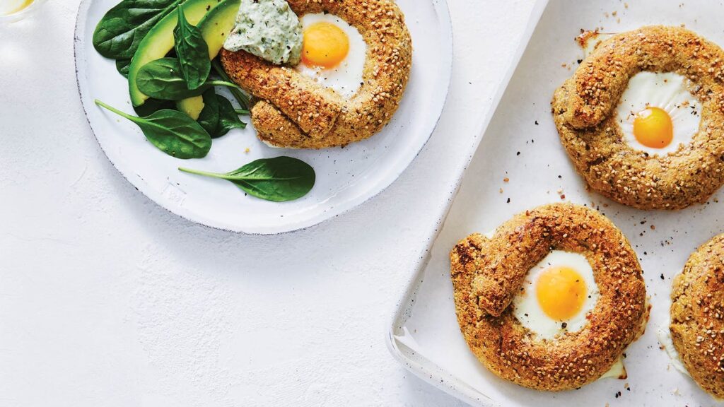Oeuf dans un trou avec tourbillon de pesto au yogourt