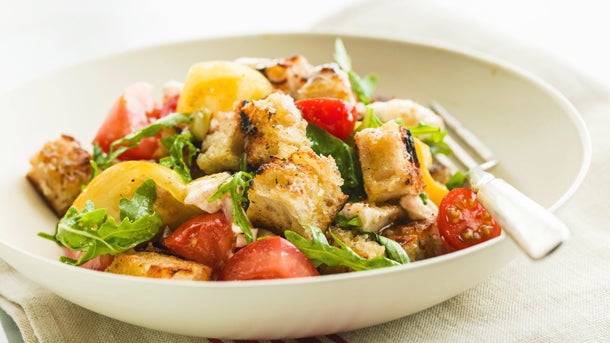 Panzanella avec pain grillé, tomates, basilic, roquette et vinaigrette au vin rouge