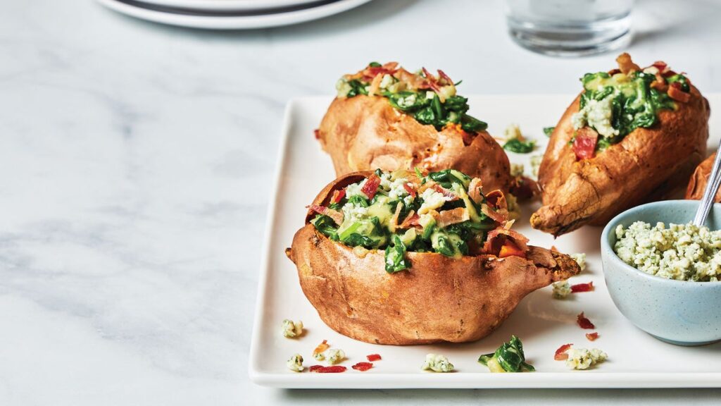 Patates douces farcies aux épinards à la crème avec bacon