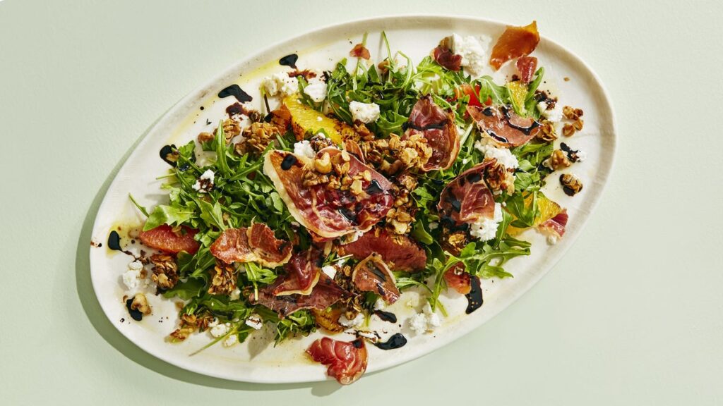 Salade de fruits et d'avoine avec prosciutto croustillant