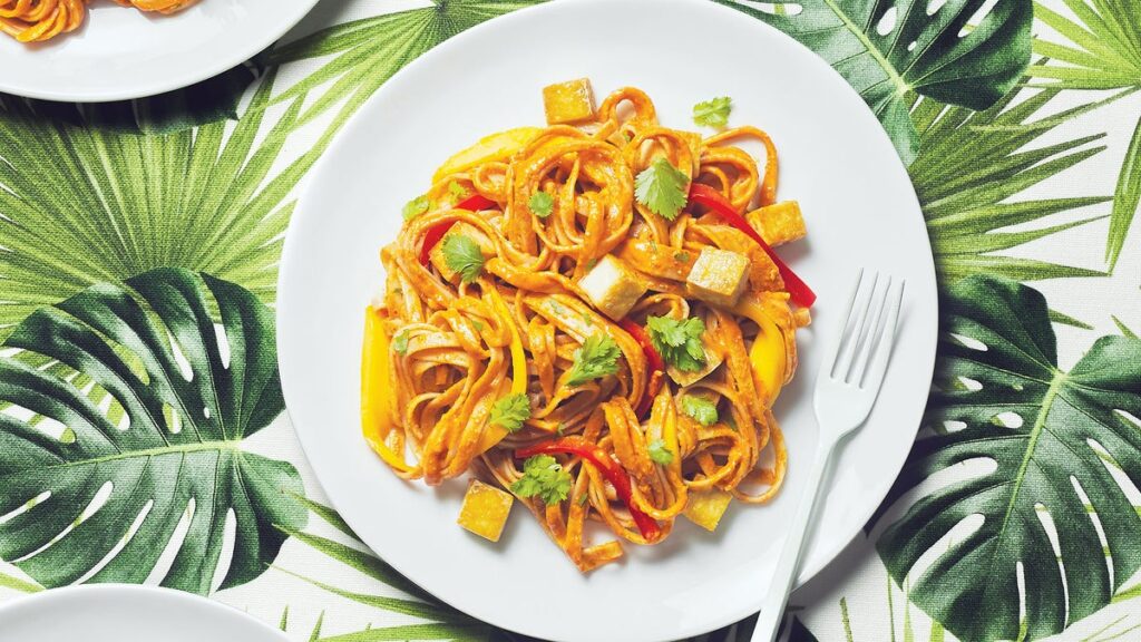 Salade de nouilles épicées au tofu et aux arachides