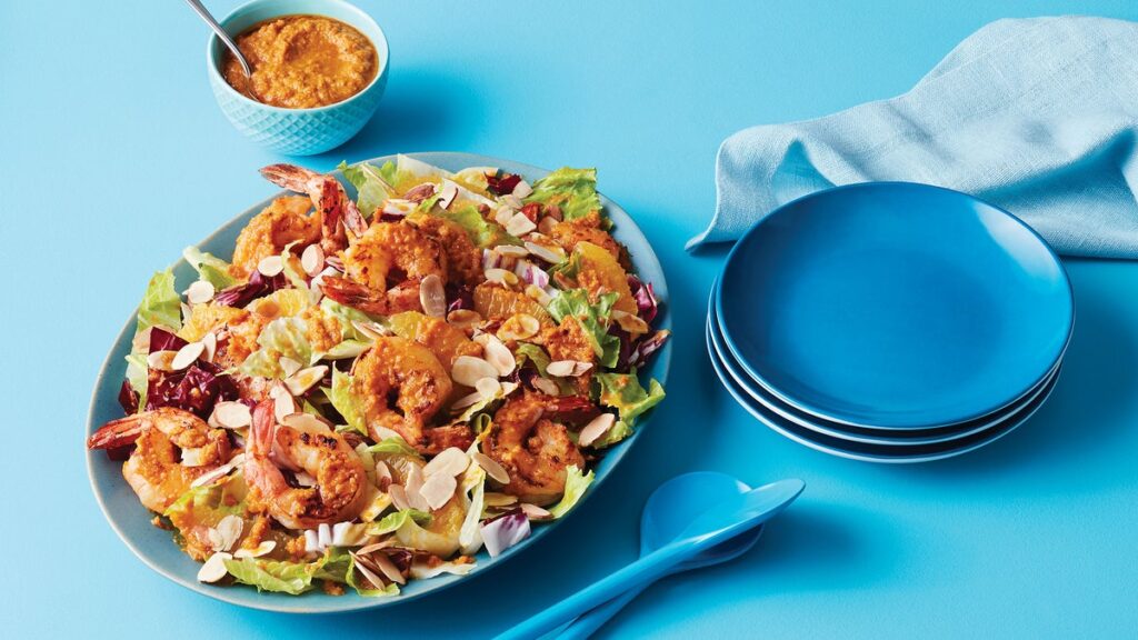 Salade d'hiver épicée aux crevettes avec vinaigrette au miso et aux carottes