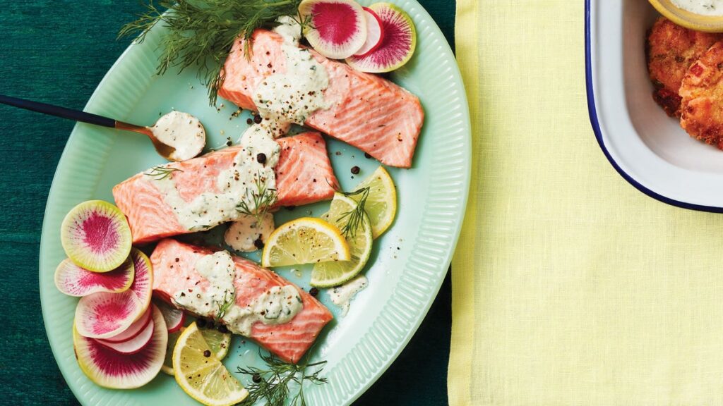 Saumon poché aux agrumes avec sauce aux herbes