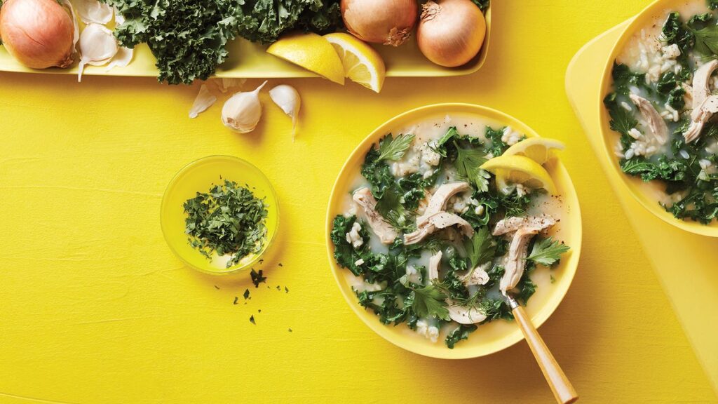 Soupe de poulet au citron à la grecque avec chou frisé