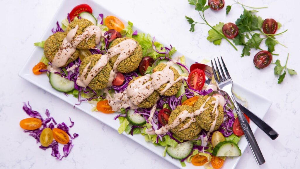 Bol de falafel stimulant le cerveau avec vinaigrette au tahini au citron