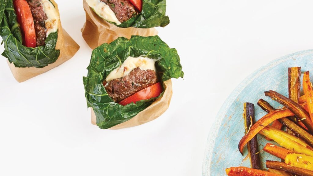 Burgers de bison aux fines herbes avec mayonnaise à l'ail rôti et frites de carottes