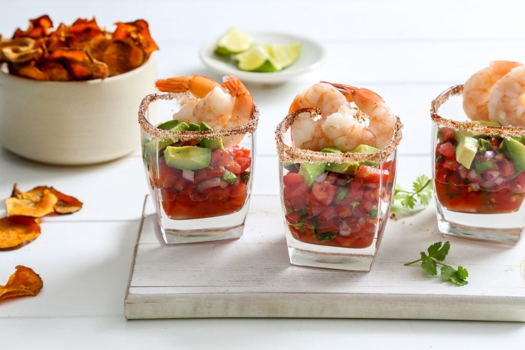 Cocktail mexicain de crevettes avec croustilles de patates douces cuites au four