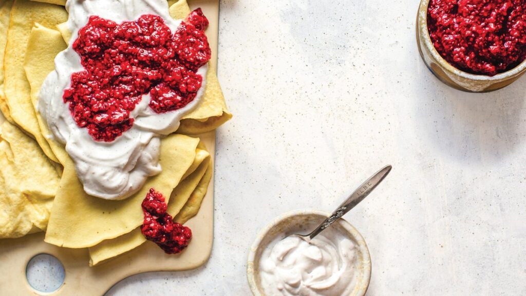 Crêpes à la noix de coco avec crème fouettée et confiture de framboises et de chia