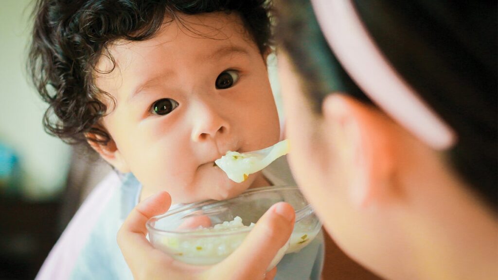 L'introduction précoce d'aliments peut prévenir les allergies chez les bébés