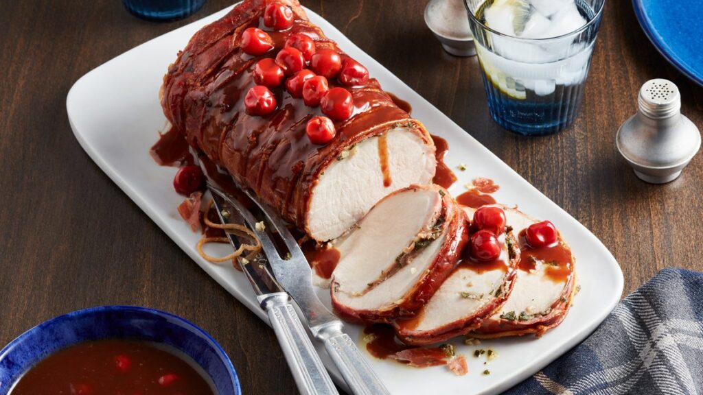 Longe de porc enrobée de prosciutto avec sauce panée aux cerises et aux canneberges