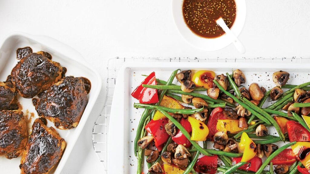 Poulet glacé à la dijonnaise et légumes rôtis sur une plaque