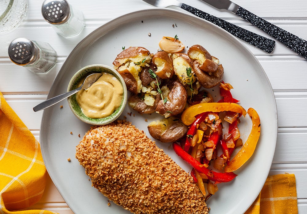 Poulet panko croustillant avec purée de pommes de terre à l'ail et poivrons
