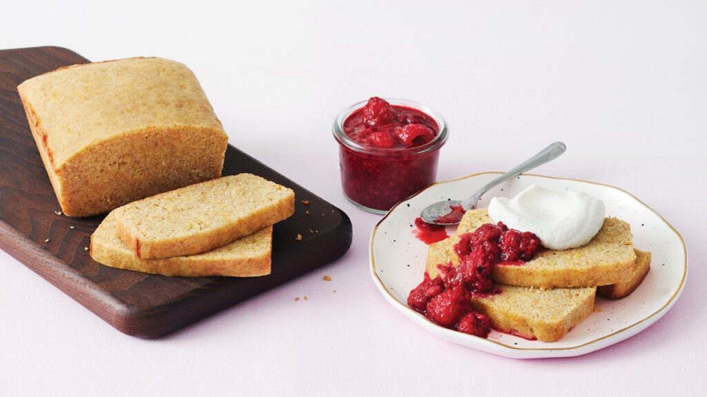 Quatre-quarts à la crème sure aux agrumes avec sauce tiède aux framboises Quatre-quarts à la crème sure aux agrumes avec sauce tiède aux framboises