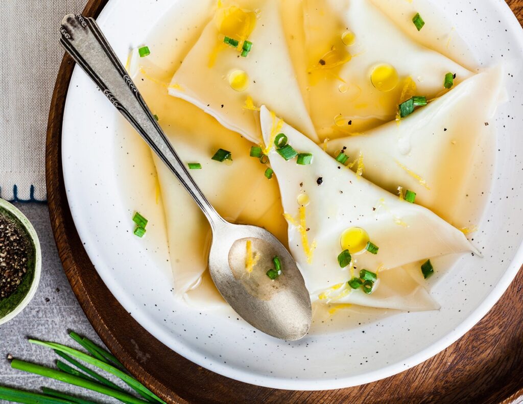 Raviolis de petits pois au bouillon de citron
