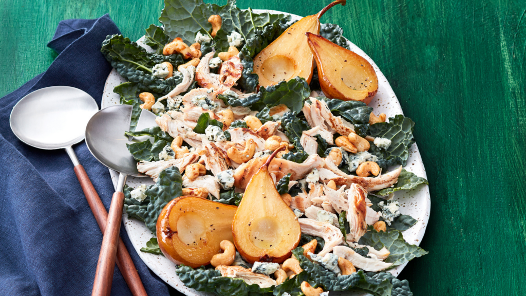 Salade toscane de chou frisé et de poires rôties avec vinaigrette au babeurre