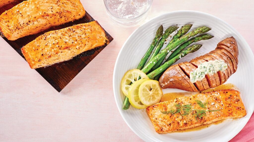 Saumon Dijon à l'érable sur planche de cèdre avec patates douces Hasselback