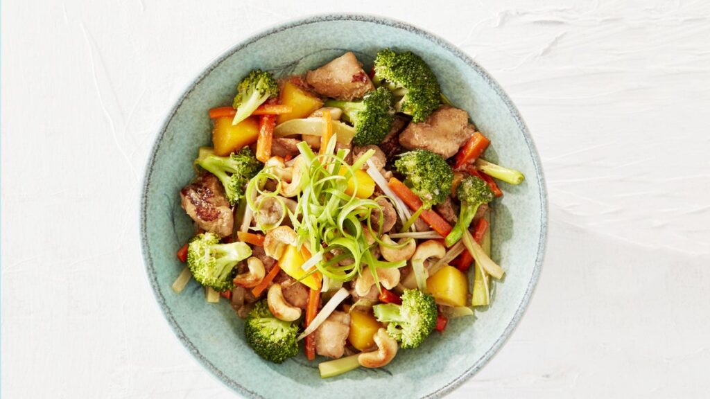 Sauté de poulet aux noix de cajou et au gingembre : une alternative facile et économique aux plats à emporter