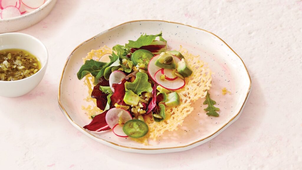 « Tostadas » au cheddar avec verdures et vinaigrette jalapeño à la lime