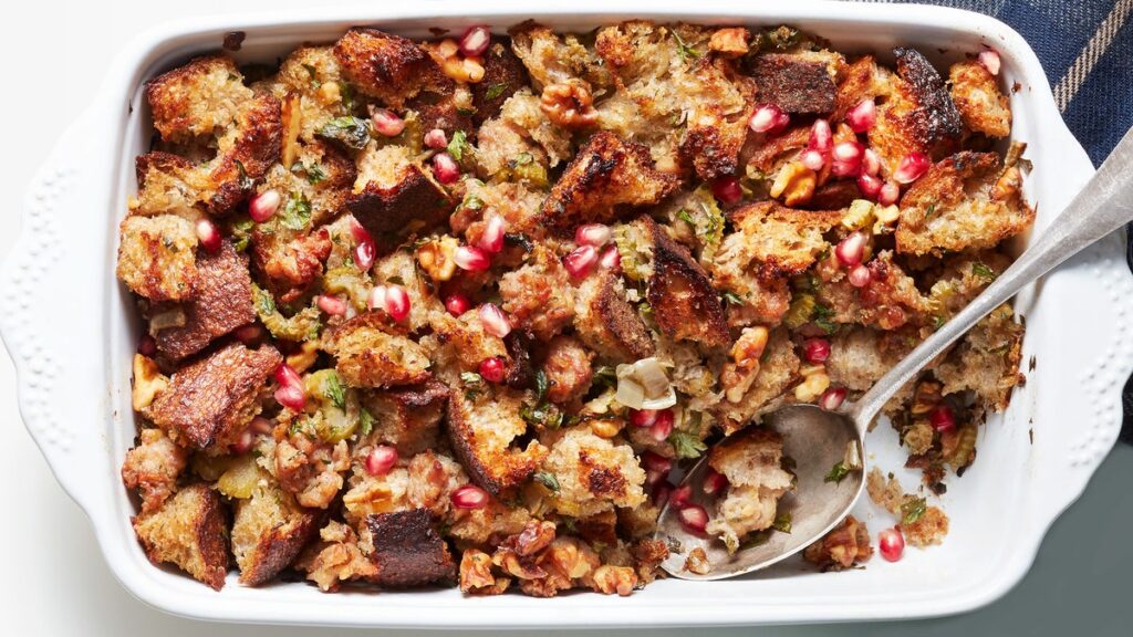 Vinaigrette au levain avec saucisse de dinde, noix et grenade