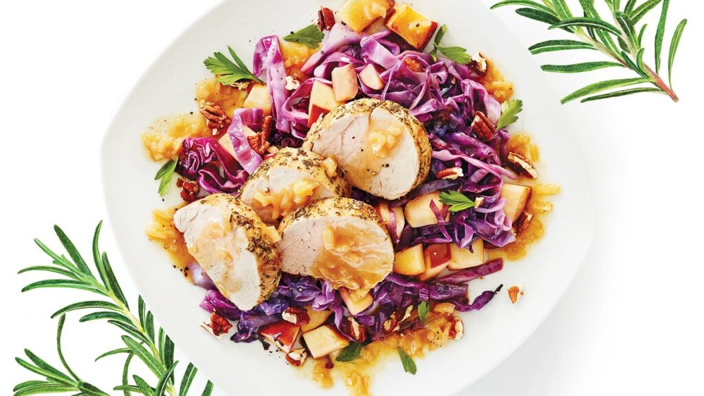 Filet de porc au romarin et à la dijonnaise avec pommes rôties et chou
