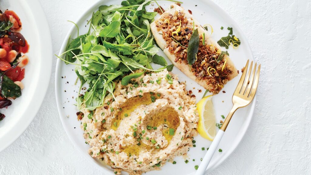 Morue en croûte d'herbes avec purée de chou-fleur et roquette