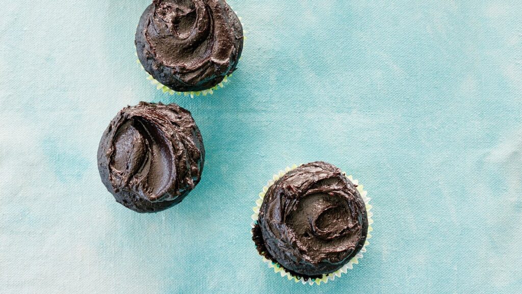 Petits gâteaux à la crème sure au chocolat avec crème au beurre au chocolat expresso
