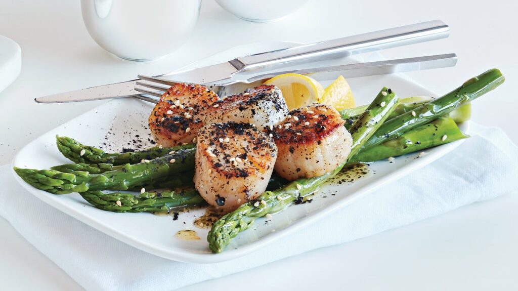 Pétoncles poêlés à la coriandre avec beurre nori et asperges Pétoncles poêlés à la coriandre avec beurre nori et asperges