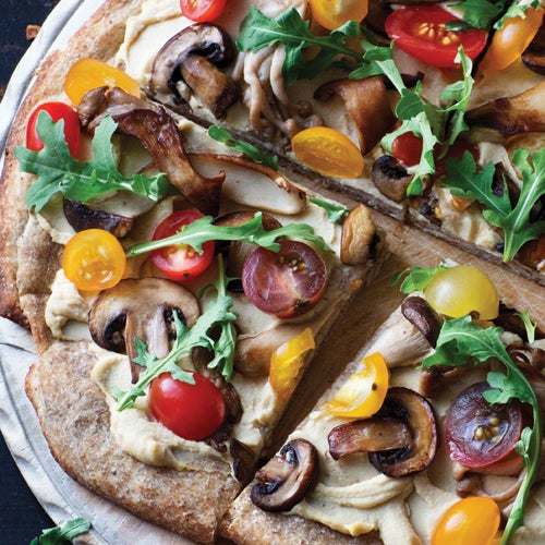 Pizza houmous avec roquette et champignons sauvages