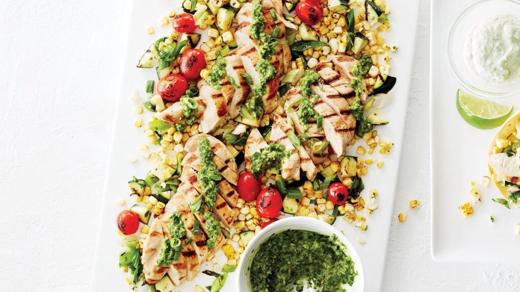 Poulet au basilic et à la lime avec légumes grillés et sauce aux herbes