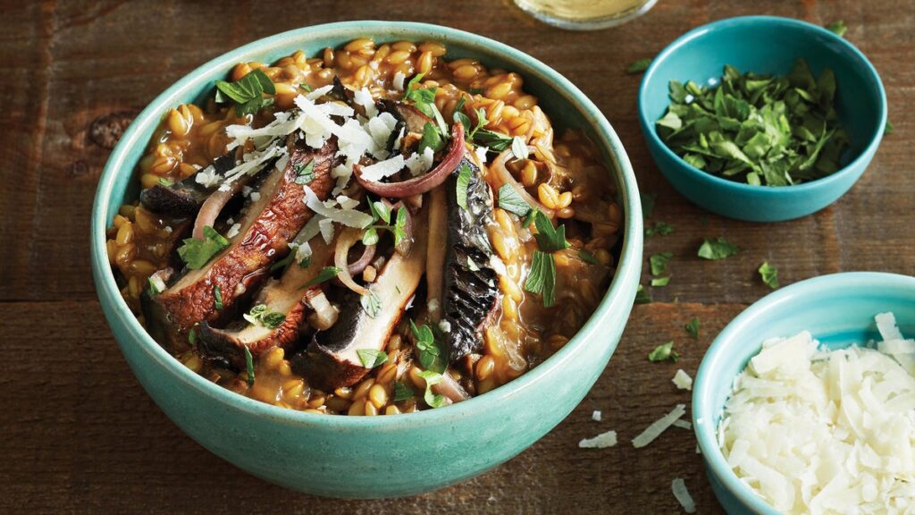 Risotto d'orge aux champignons avec steaks de portobello rôtis