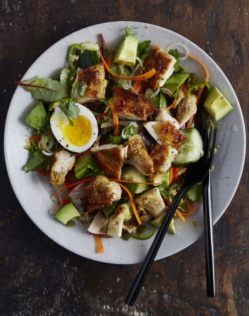 Salade De Poulet Glacé Au Tamari Avec Avocat, Pépitas Et Œufs Durs